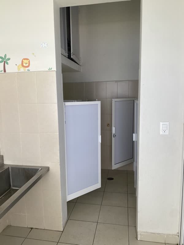 Baños infantiles rehabilitados con mamparas